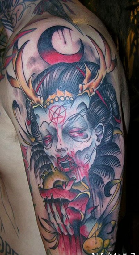 大臂上的骷髅艺妓纹身图案