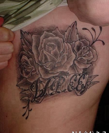 胸侧的玫瑰花纹身图案