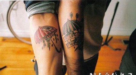 小臂上的雨伞情侣纹身图案