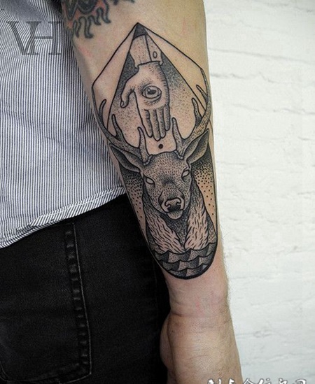 小臂上的麋鹿与手纹身图案