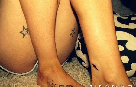 脚面上的桃心纹身图案