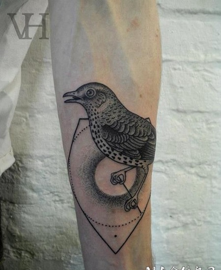 小臂上的麻雀纹身图案