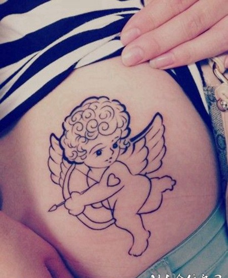 腰侧的小天使纹身图案