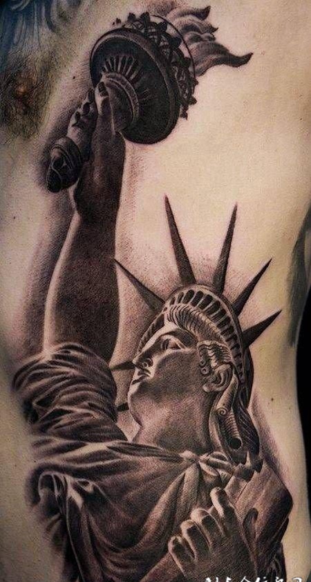 腰侧的自由女神像纹身图案