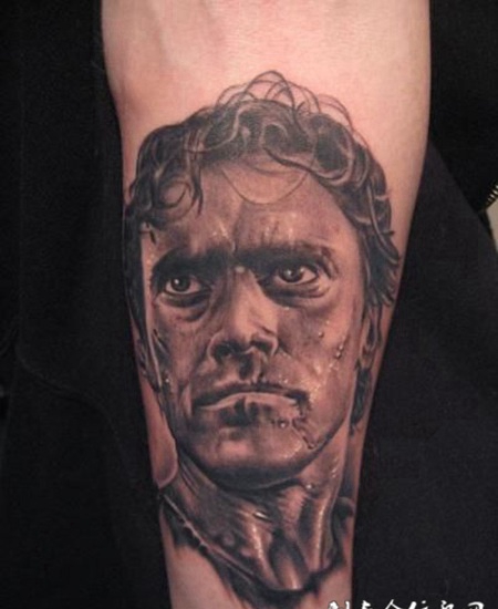 小臂上的男士肖像纹身图案