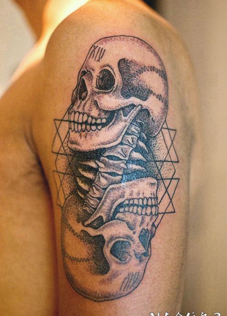 大臂上的双骷髅头纹身图案