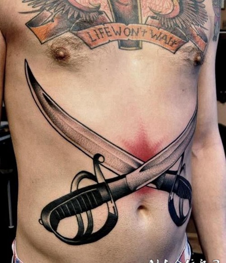 腹部的双刀纹身图案