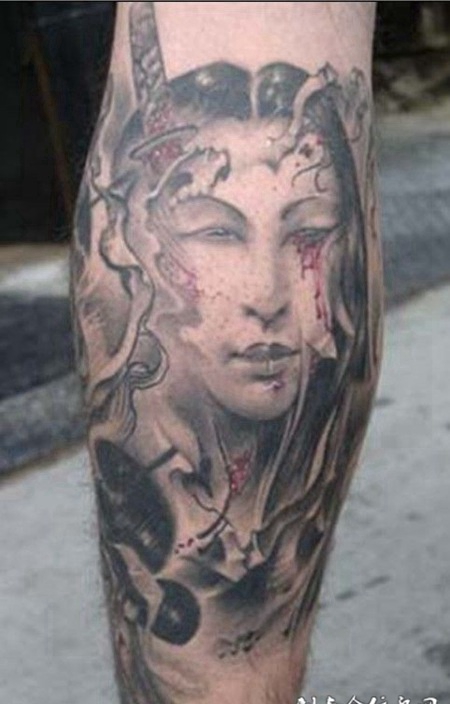 小腿上的匕首人头纹身图案