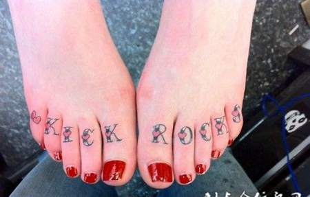 脚趾上的桃心英文纹身图案
