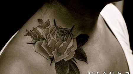 锁骨上的玫瑰花纹身图案