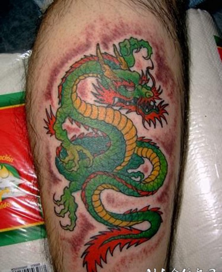 小腿上的绿色龙纹身图案