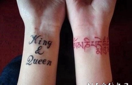 手腕上的英文与藏文纹身图案