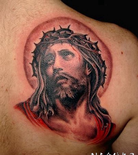 肩胛骨上的耶稣纹身图案