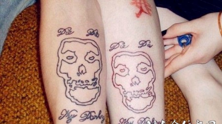 小臂上的涂鸦骷髅情侣纹身图案