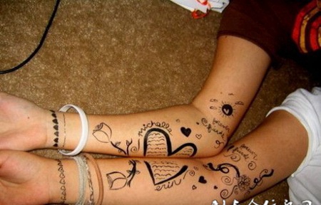 小臂上的桃心英文纹身图案