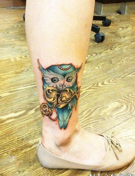 小腿上的猫头鹰钥匙锁纹身图案
