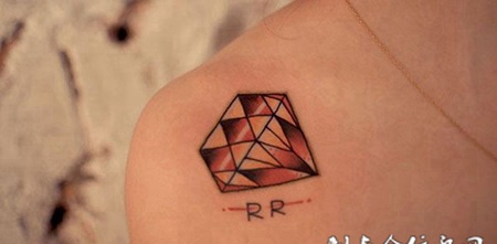 肩膀上的钻石纹身图案
