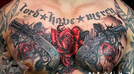 胸前的手枪玫瑰花纹身图案