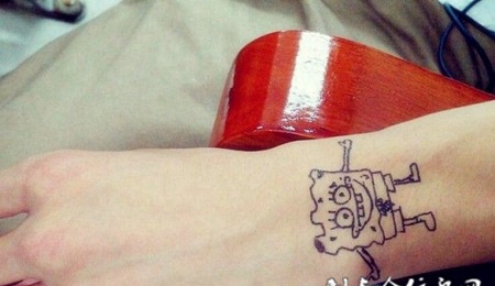 脚踝上的海绵宝宝纹身图案