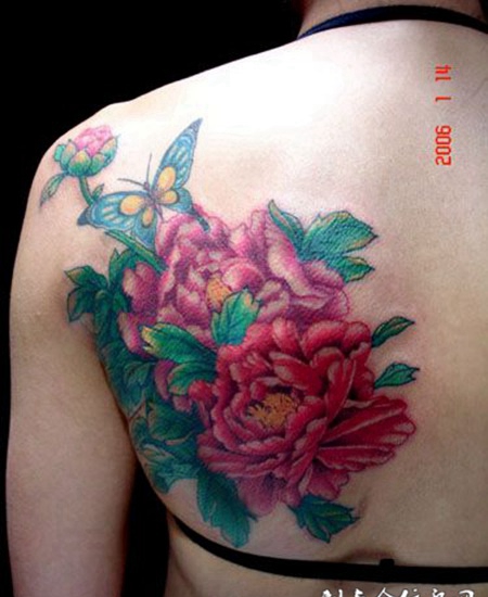 肩胛骨上的牡丹花纹身图案
