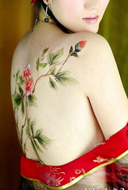 美女后背上的花朵纹身图案