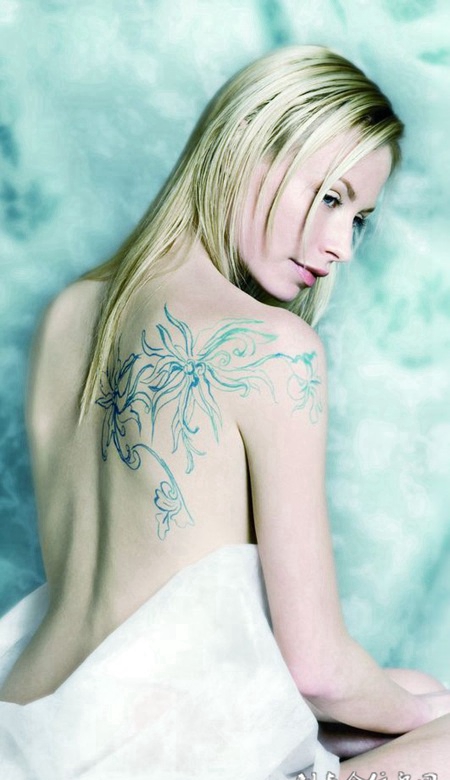 美女后背上的彼岸花纹身图案