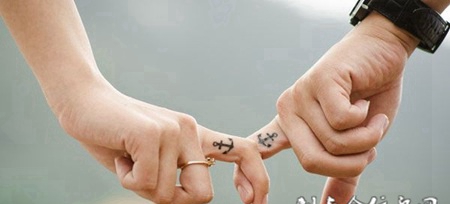 手指上的船锚图腾纹身图案