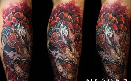 小腿上的红色恶魔纹身图案
