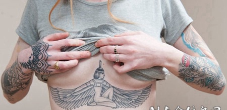 胸下的埃及图画纹身图案