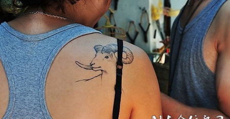 肩膀上的羊头纹身图案