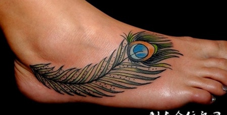 脚面上的孔雀羽毛纹身图案