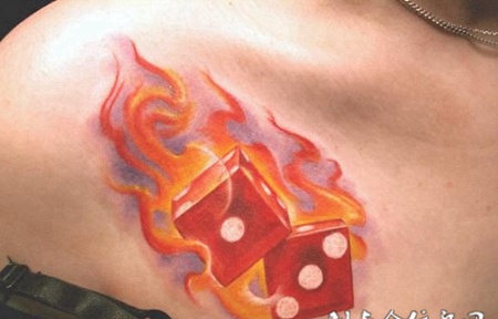 肩膀上的骰子火焰纹身图案