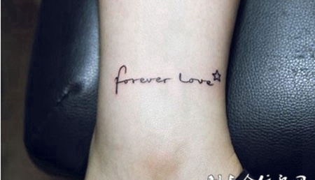 脚踝上的手写英文纹身图案