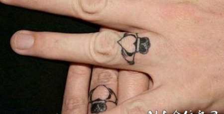 无名指上的情侣桃心纹身图案
