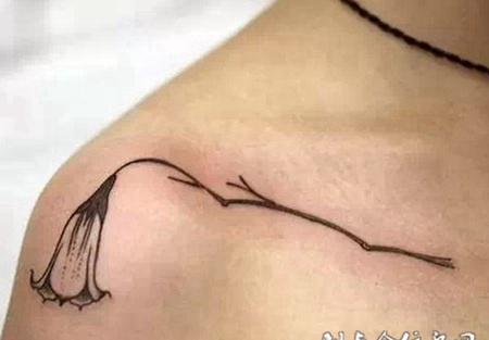 肩膀上的牵牛花纹身图案