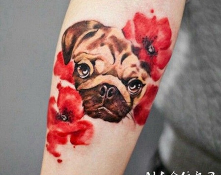 小臂上的小狗花朵纹身图案