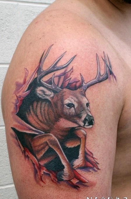 大臂上的撕皮鹿头纹身手图案