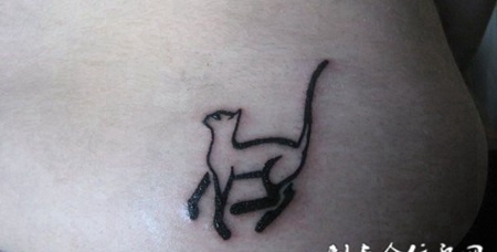 腰侧的黑猫图腾纹身图案