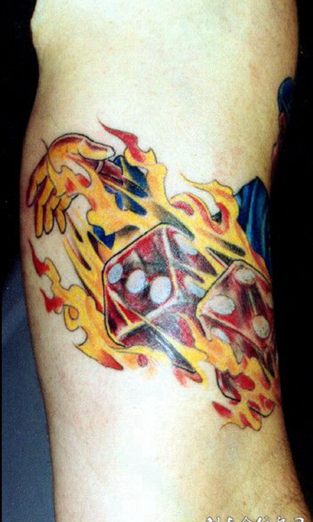 大臂上的火焰色子纹身图案