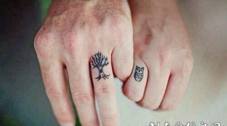 手指上的大树猫头鹰情侣纹身图案