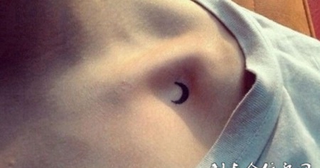 锁骨上的月牙纹身图案