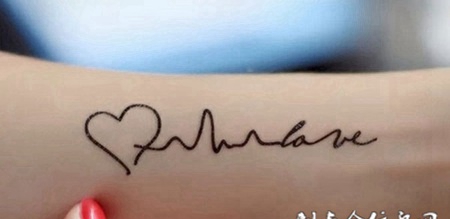 小臂上的桃心心跳线纹身图案