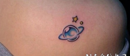 肩膀上的星球纹身图案