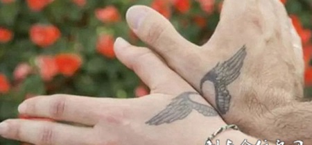 虎口上的翅膀情侣纹身图案