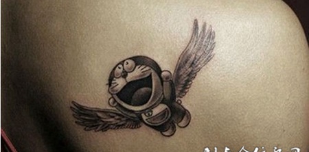 肩胛骨上飞翔的叮当猫纹身图案