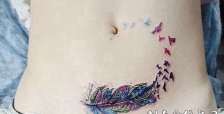 小腹上的彩色羽毛纹身图案