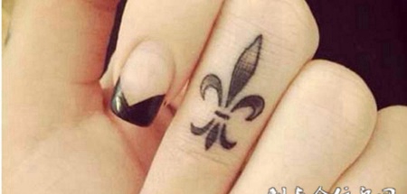 手指上的克罗心纹身图案