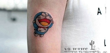 小臂上的叮当猫纹身图案