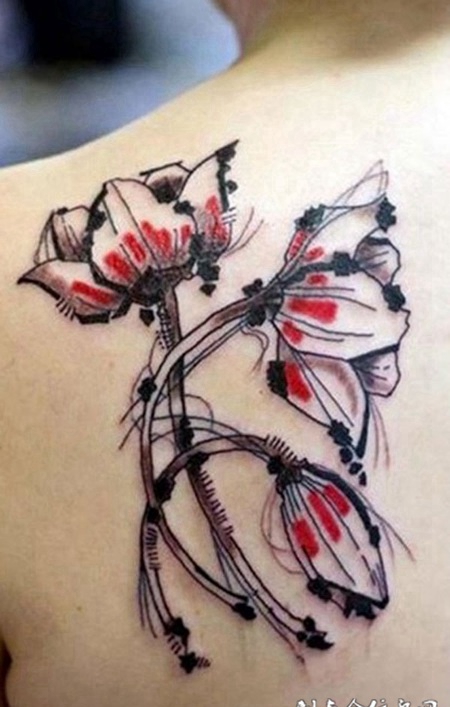 后背上的水墨荷花纹身图案