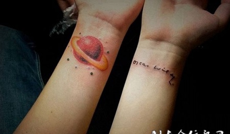 手腕上的星球纹身图案